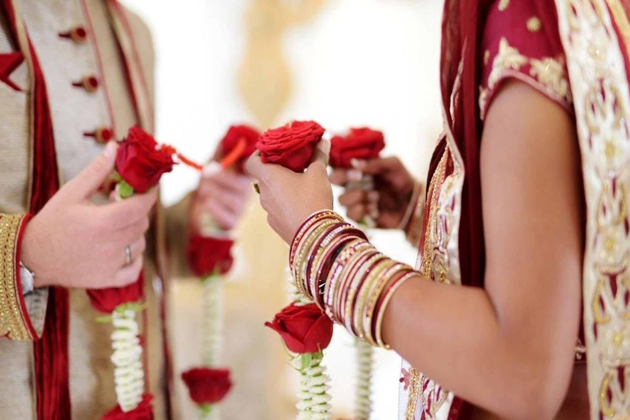 गळ्यात हार घालणार तेच नवरदेवाला आला नवरीच्या बॅायफ्रेंडचा फोन, झालं भलतंच