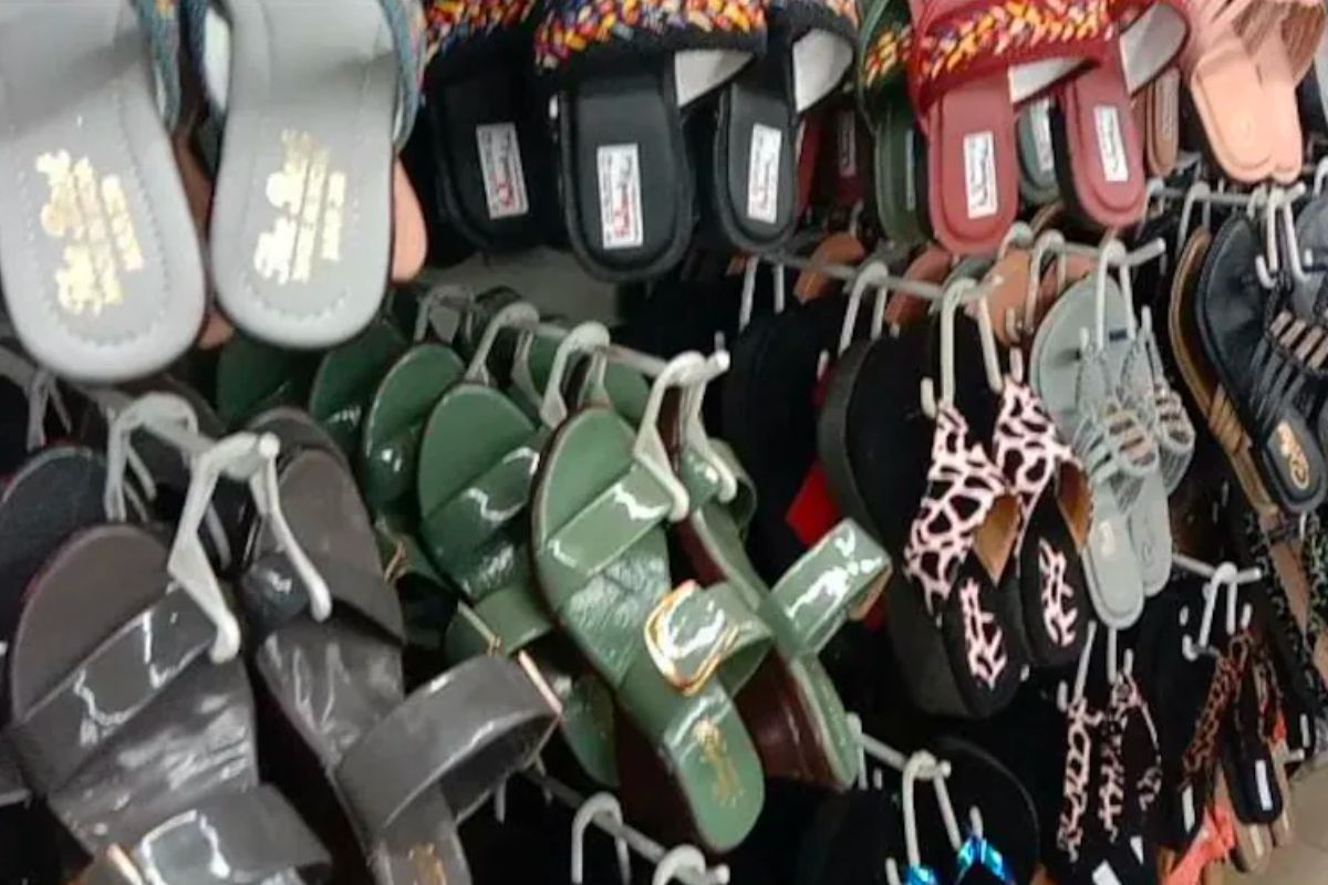  रोजच्या वापरण्यात हमखास लागणारी गोष्ट म्हणजे चप्पल किंवा शूज. <a href="https://lokmat.news18.com/maharashtra/pune/?utm_source=district_icon&amp;utm_medium=local_categories&amp;utm_campaign=state_stories">पुण्यात</a> या गोष्टी सर्वात स्वस्त कुठं मिळतात हे आम्ही तुम्हाला सांगणार आहोत.