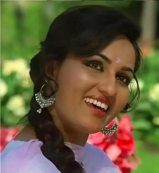 रीना रॉय 90 च्या दशकातील लोकप्रिय अभिनेत्री होत्या. मात्र, जेव्हा अभिनेत्री तिच्या करिअरच्या शिखरावर होती, तेव्हा तिने अभिनय सोडला आणि पाकिस्तानी क्रिकेटर मोहसिन खानशी लग्न केल्यानंतर पाकिस्तानला गेली. बॉलिवूडपासून दूर त्या कौटुंबिक जीवनात व्यस्त झाल्या. मात्र, जेव्हा त्यांचे लग्न मोडले तेव्हा त्या पुन्हा भारतात परतल्या आणि पुन्हा एकदा बॉलिवूडमध्ये परतण्याचे त्यांनी मन बनवले. असे म्हटले जाते की, ती भारतात परतली तोपर्यंत तिचे वजन खूप वाढले होते. अशा स्थितीत त्यांना काम करणं खूप अवघड झालं होतं. 