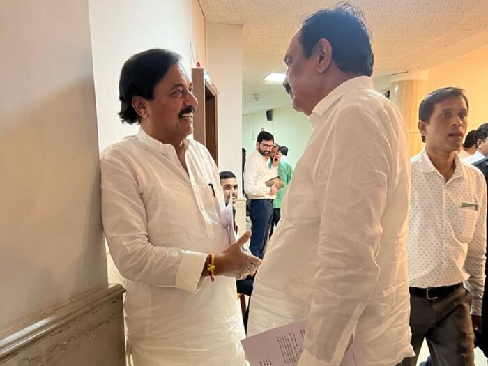 अजित पवार यांनी बंड केल्यामुळे राष्ट्रवादीत उभी फूट पडली आहे, जयंत पाटील हे शरद पवार गटात तर सुनील तटकरे हे अजित पवार गटात आहेत.