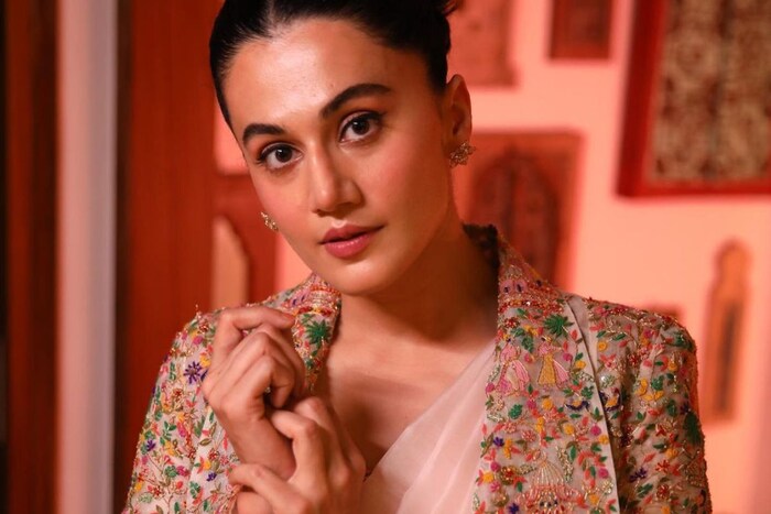 दाक्षिणात्य चित्रपटसृष्टीतून आपल्या अभिनयाची सुरुवात केलेली अभिनेत्री तापसी पन्नूने बॉलिवूड मधेही जम बसवला आहे. तिच्या विविध भूमिकांचं नेहमीच कौतुक होतं. 