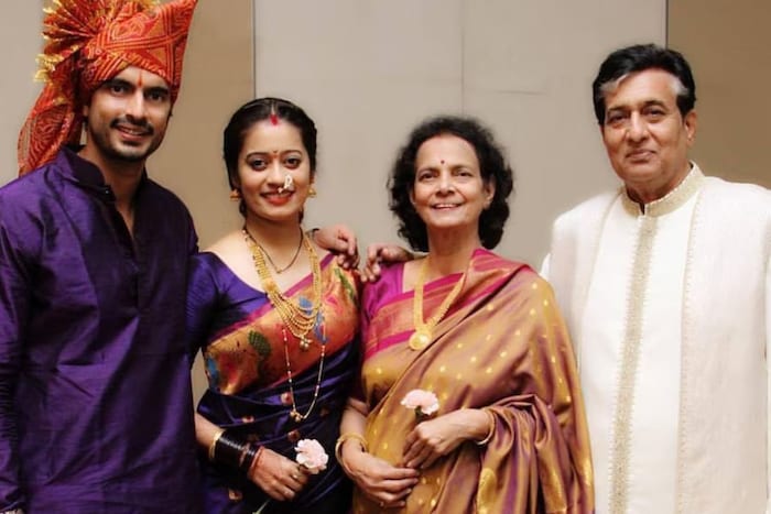 दरम्यान, गश्मीरचेही लग्न झाले आहे. त्याच्या पत्नीचे नाव गौरी देशमुख आहे, त्यांना एक मुलगाही आहे. गश्मीर पत्नी, मुलगा व आईबरोबर मुंबईत राहतो, तर रवींद्र महाजनी गेल्या आठ महिन्यांपासून आंबी गावात राहत होते.
