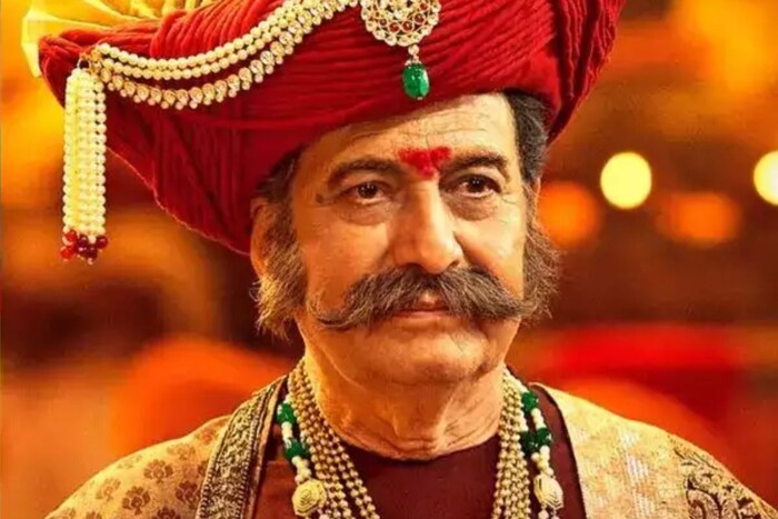 रवींद्र महाजनी हे मराठी चित्रपटसृष्टीतील सर्वात देखणे अभिनेते म्हणून ओळखले जातात, त्यांनी अनेक चित्रपटांमध्ये काम केलं. त्यांचे असंख्य चाहते आहेत. 