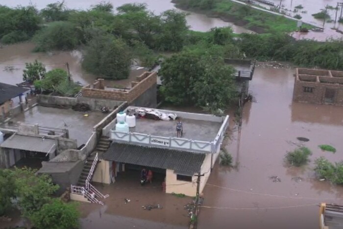 जुनागडमध्ये 24 तासात 10 इंच पाऊस झाल्याने परिस्थिती बिकट झाली आहे. मुसळधार पावसामुळे सखल भागात पाणी साचले आहे. लोकांच्या घरात पाणी शिरले असून, शेतांचेही मोठं नुकसान झालं आहे.