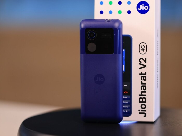 Jio Bharat V2 फोनच्या फिचर्सविषयी बोलायचं झालं तर, यूझर्सला अनलिमिटेड व्हॉइस कॉल्स मिळतील. ते भारतात कुठेही आणि कधीही कॉल करू शकतील. रिलायन्स जिओच्या उत्तम नेटवर्कवरून एचडी व्हॉईस कॉलिंगचा अनुभवही खास असेल.