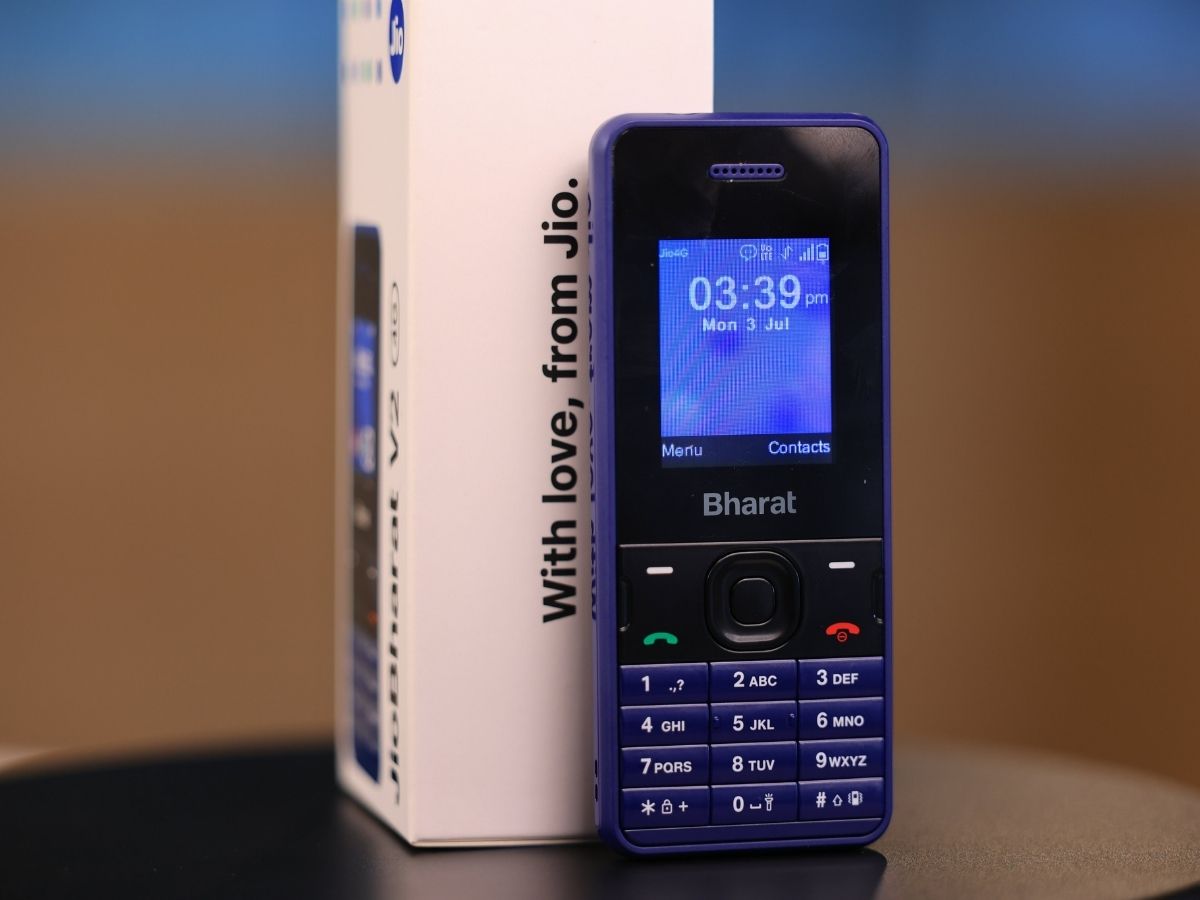 रिलायन्स जिओ फक्त 4G आणि 5G नेटवर्क चालवते. एचडी व्हॉईस कॉलिंग, एफएम रेडिओ, उत्कृष्ट कॅमेरा, जिओ भारत व्ही2 फोन यांसारख्या वैशिष्ट्यांनी सुसज्ज आहे. या रिलायन्स जिओला मोठ्या संख्येने 2G यूझर्सशी कनेक्ट होण्यास मदत होईल. या फोनची किंमत फक्त 999 रुपये आहे.