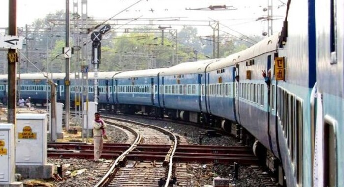 पण डायमंड क्रॉसिंगवर ते मुद्दाम कमी केले जाते. कारण, त्या क्रॉसिंगवर अनेक ओव्हरहेड वायर्स आहेत ज्यामध्ये पेंटोग्राफ अडकण्याचा धोका असतो. असे झाल्यास रेल्वे आणि प्रवासी दोघांसाठीही धोक्याची घंटा आहे. म्हणूनच पेंटोग्राफ खाली केला आहे.