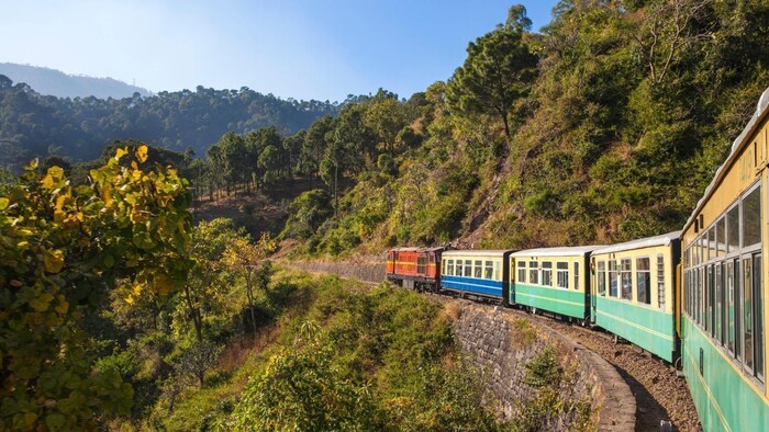कालका ते शिमला - : तुम्ही शिमल्याला जाण्याचा प्लान करत असाल तर टॉय ट्रेनने नक्की प्रवास करा. या प्रवासात तुम्हाला 5 तासात भरपूर निसर्गसौंदर्य पाहायला मिळेल. 96 किमी लांबीचा हा मार्ग 1903 मध्ये सुरू करण्यात आला होता. 102 बोगदे आणि 82 पुलांमधून हा मार्ग जातो. कालका-शिमला रेल्वे मार्गाचा देखील युनेस्कोच्या जागतिक वारसा स्थळामध्ये समावेश करण्यात आला आहे.