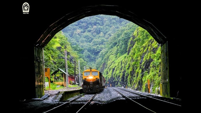 मुंबई ते गोवा: या दोन ठिकाणांना जोडणारा रेल्वे मार्गही असाच एक अद्भुत अनुभव देतो. या मार्गाच्या ट्रेनमधून एका बाजूला सह्याद्रीच्या डोंगररांगा दिसतात तर दुसऱ्या बाजूला अरबी समुद्र. या दोन दृश्यांमधील प्रवास हा एक अद्भुत अनुभव आहे. इथे सगळीकडे पाणी आणि नारळाची झाडे दिसतील.