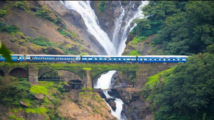 मंडप-रामेश्वरम : मंडप ते रामेश्वरम रेल्वे मार्गावर तुम्हाला एक अद्भुत दृश्य पाहायला मिळेल. समुद्राच्या मधोमध असलेल्या ट्रॅकवरून जाणाऱ्या गाड्या अतिशय रोमांचक प्रवासाचा आनंद देतात. भारतातील दुसरा सर्वात लांब पूल रामेश्वरम येथून उगम पावतो, जो भारतातील काही प्रमुख भागांना पांबन आयलँडशी जोडतो.