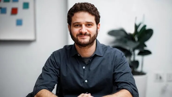 तर 39 वर्षीय Dustin Moskovitz यांची एकूण संपत्ती 12.2 बिलियन अमेरिकी डॉलर आहे आणि ते जागतिक संपत्ती क्रमवारीत 141 व्या क्रमांकावर आहेत.