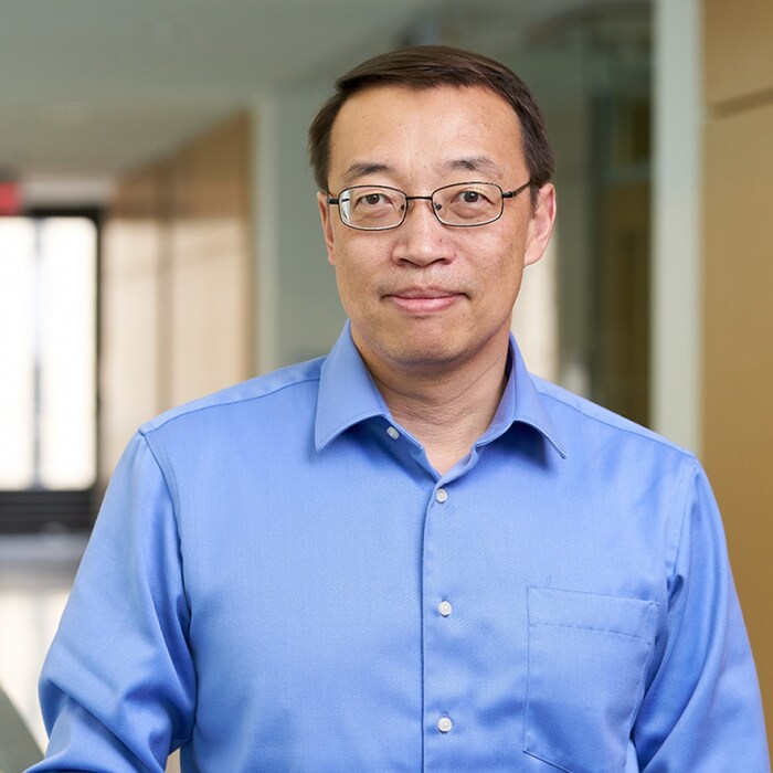 चीनच्या Chris Xuने वयाच्या 39 व्या वर्षी ई-कॉमर्स व्यवसायातून 10.5 बिलियन अमेरिकी डॉलर संपत्तीची कमाई केली. Xu ला ग्लोबल वेल्थ रँकिंगमध्ये 168 वे स्थान मिळाले आहे.