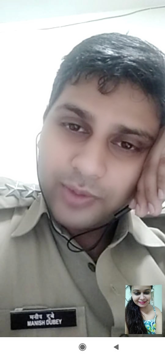 एसडीएम ज्योती मौर्य प्रकरणातील वादात अडकलेले होमगार्ड कमांडंट मनीष दुबे यांचे काही फोटो समोर येऊ लागली आहेत. हा फोटो त्याचा आणि त्याची पत्नी तनु पराशरचा आहे.