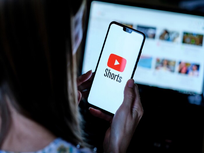 मर्चेंडाइज शेल्फ:  YouTube च्या मर्चेंडाइज शेल्फने प्रोडक्ट सेल केले जाऊ शकतात. यासाठी चॅनलवर 10 हजार सबस्क्रायबर्स असणे आवश्यक आहे. तसेच, फॅन्स दुसऱ्या ब्रांड्सचेही ते प्रोडक्ट्स खरेदी करु शकता. ज्यांना तुम्ही टॅग करतात.
