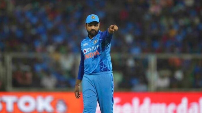 आंतरराष्ट्रीय क्रिकेटमध्ये रोहित शर्माने सर्व फॉरमॅटमध्ये मिळून आतापर्यंत ५२७ षटकार मारले आहेत. या यादीत वेस्ट इंडिजचा स्फोटक फलंदाज ख्रिस गेल ५५३ षटकारांसह पहिल्या स्थानी आहे. रोहित शर्मा या वर्षभरात ख्रिस गेलचा विक्रम मोडू शकतो. त्याला यासाठी २६ षटकारांची आवश्यकता आहे. आशिया कपमध्ये रोहित शर्मा षटकारांचे हे अंतर कमी करू शकतो. भारताकडून रोहित शर्मानंतर एमएस धोनीने ३५९ षठकार मारले आहेत. तर विराटच्या नावे २७९ आणि सचिनच्या नावावर २६४ षटकार आहेत. 