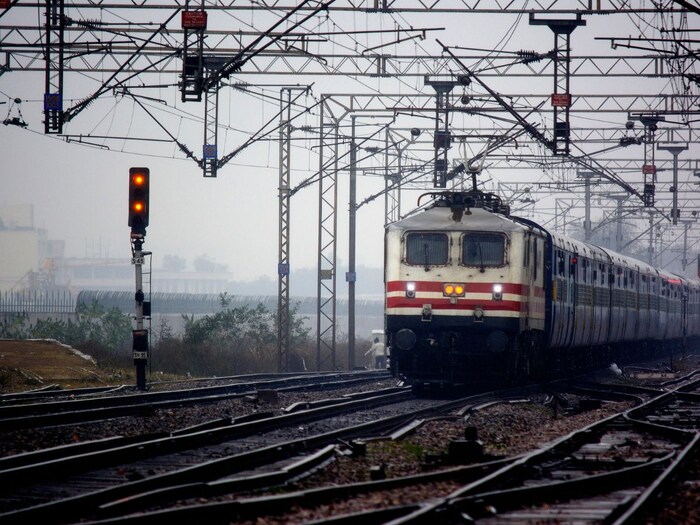 आयआरसीटीसीने यापूर्वी जाहीर केले होते की, प्रवाशांनी रद्द झालेल्या गाड्यांचे तिकीट स्वतंत्रपणे रद्द करू नये. कारण त्यांना आपोआप पूर्ण रिफंड मिळेल. ज्यावेळी एखादी ट्रेन रद्द केली जाते तेव्हा रेल्वे कोणतेही शुल्क आकारत नाही. लक्षात ठेवा की खराब हवामानामुळे किंवा इतर अपरिहार्य कारणांमुळे ट्रेनला उशीर झाला किंवा रद्द झाली तरच हे नियम लागू होतात. वैयक्तिक कारणांमुळे तिकीट रद्द झाल्यास, स्वतंत्र प्रोसिजर फॉलो करावी लागते.