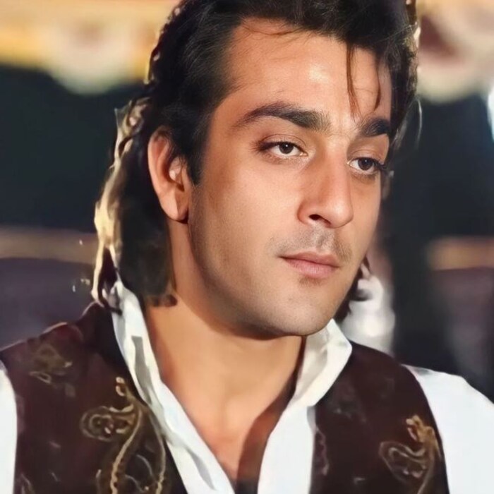 अभिनेता संजय दत्तनं देखील 90च्या दशकात अनेक हटके सिनेमात काम केलं. अनेक सिनेमात त्यानं निगेटीव्ह भुमिका केल्या. संजय दत्तचे सडक, साजन, नाम, खलनायक, वास्तव सारखे अनेक सिनेमे चांगलेच गाजले. संजय दत्त तेव्हा 80 लाख रुपये मानधन आकारत होता. 