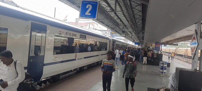 सध्या ज्या रेल्वे मार्गांवर मेमू ट्रेन धावतात त्या मार्गांवर वंदे मेट्रो चालवली जाईल. 2024-2025 मध्ये वंदे मेट्रो गाड्यांचे उत्पादन वाढवण्याचीही सरकारची योजना आहे. नोकरी शोधणाऱ्या आणि विद्यार्थ्यांना आरामदायी आणि किफायतशीर प्रवास उपलब्ध करून देण्याचे उद्दिष्ट या नव्या ट्रेनचे असेल. रेल्वे मंत्री अश्विनी वैष्णव यांनी सांगितले की "वंदे मेट्रो" कमी अंतराच्या मेट्रो रेल्वे नेटवर्कवर काम करेल जे 100 किमी पेक्षा कमी अंतर असलेल्या मोठ्या शहरांना जोडेल.