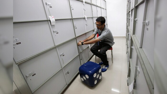 अशा परिस्थितीत, ग्राहकाची इच्छा असल्यास, तो पहिला लॉकर तोडून सर्व सामान दुसऱ्या लॉकरमध्ये हलवू शकतो. मात्र, या प्रक्रियेचा संपूर्ण खर्च ग्राहकाला सहन करावा लागू शकतो. लॉकर उघडण्यासाठी/हरवलेली चावी बदलण्याचे शुल्क आणि रु.1000/- (जीएसटी वगळून) भाड्याने घेणाऱ्याकडून वसूल केले जातील. ही फी बँकेनुसार बदलू शकते. आता तुम्हाला माहिती आहे की बँक लॉकरची चावी किती मौल्यवान आहे, म्हणून ती नेहमी सुरक्षित ठेवली पाहिजे.