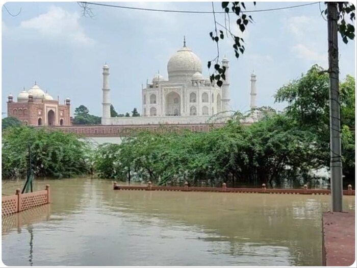 लाहोरी लिहितात की शहाजहानने ताजमहालसाठी ही जागा खूप काही लक्षात घेऊन निवडली होती जेणेकरून प्रेमाच्या या प्रतीकाला पूर, वादळ आणि ऊन यामुळे इजा होऊ नये. मात्र, ताजमहाल बांधल्यानंतर लगेचच त्यात भेगा पडल्या. यानंतर औरंगजेबाने त्याच्या पायाभरणीचे काम पुन्हा केले. प्रथम त्यात लाकडी पाया तयार करण्यात आला. त्यानंतर दगडी बांधकाम करण्यात आले. ताजमहालच्या पायाची पाण्याची संवेदनशीलता देखील वैज्ञानिक आधारावर पुष्टी केली गेली आहे.