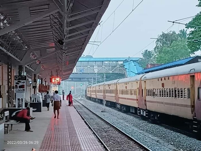 केरळमधील कोल्लम रेल्वे स्थानक जगातील तिसऱ्या क्रमांकावर आहे. या स्थानकाची लांबी 1180.5 मीटर आहे. पश्चिम बंगालचे खरगपूर रेल्वे स्टेशन या यादीत चौथ्या क्रमांकावर आहे, ज्याच्या प्लॅटफॉर्मची लांबी 1072.5 मीटर आहे. (इमेज- twitter @KollamRailway)
