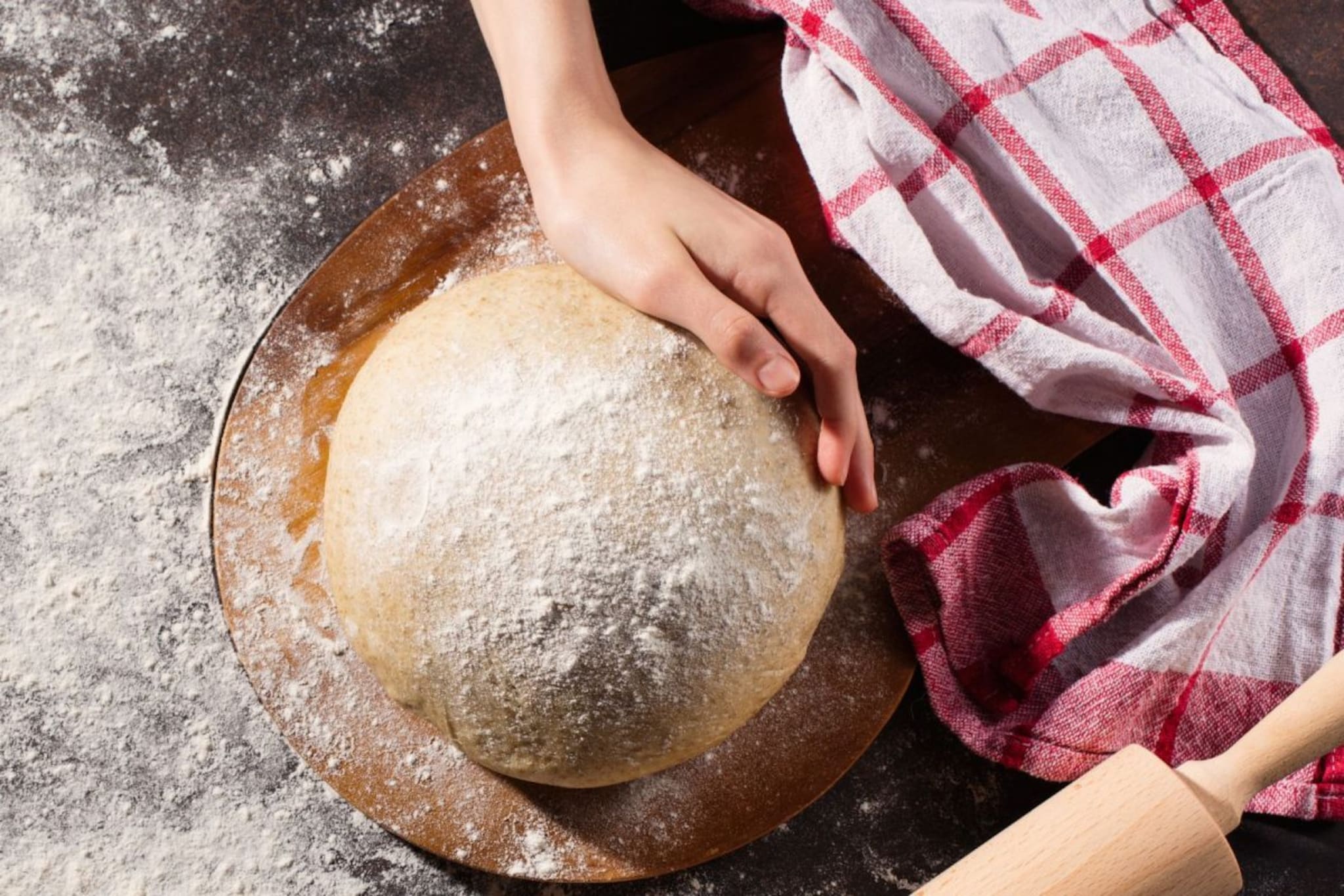 तुम्हीही मळलेली कणिक फ्रिजमध्ये ठेवता? मग याचे दुष्परिणाम नक्की वाचा!