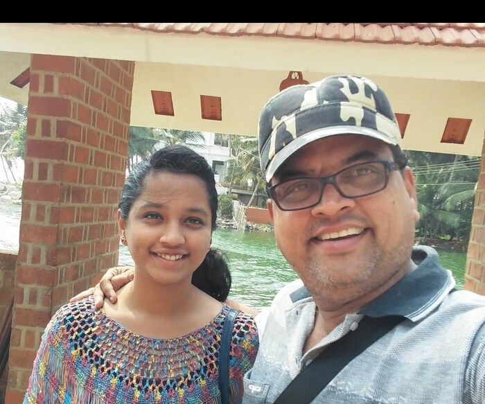 शरद पोंक्षे यांनी पोस्टमध्ये म्हटलं आहे की, 'कू सिध्दी शरद पोंक्षे आज पायलट झाली. ईयत्ता ४ पासून तिने पाहीलेलं स्वप्न पुर्ण झालं. अत्यंत खडतर परीस्थितीतून,माझं आजारपण,कोरोना, लॉकडाऊन, आर्थिक स्थिती बिकट हे सगळे अडथळे पार करत.'