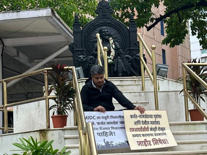 रोहित पवार भर पावसात विधानभवन परिसरात उपोषणाला बसले होते.