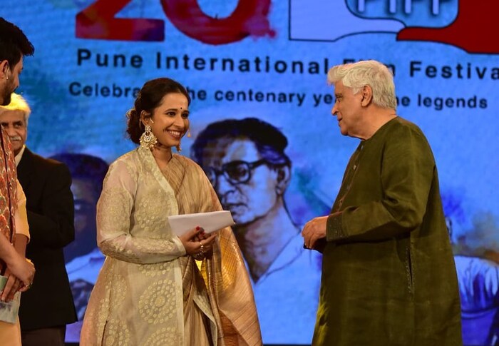  पुणे फिल्म फेस्टिव्हलमध्ये जावेद अख्तर यांनी मला असं म्हटलं होतं की, आपको एक बात बताऊँ?, उपरवालेने आपको बनाना शुरु किया, पहले विद्या बालन से शुरु किया, बिच में छोड दिया”, असं श्रेया म्हणाली होती.