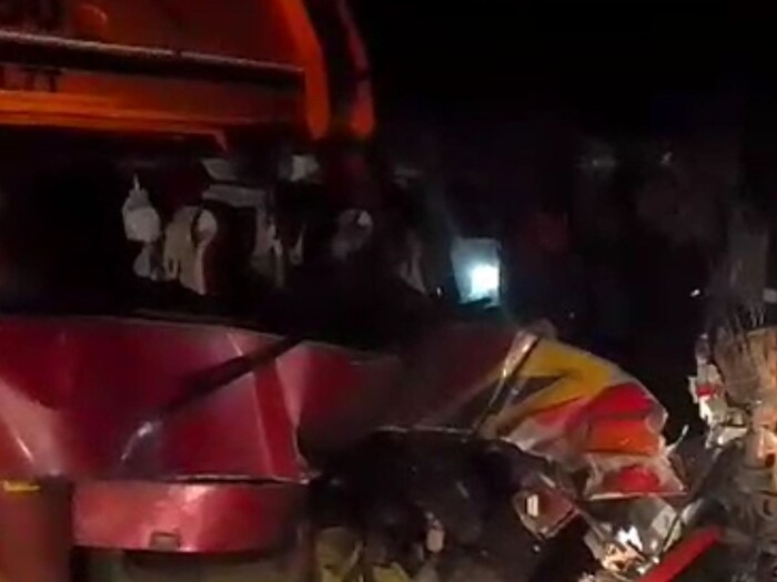 या अपघातामध्ये सात प्रवाशांचा मृत्यू झाला असून, 25 ते 30 प्रवासी जखमी आहेत. 