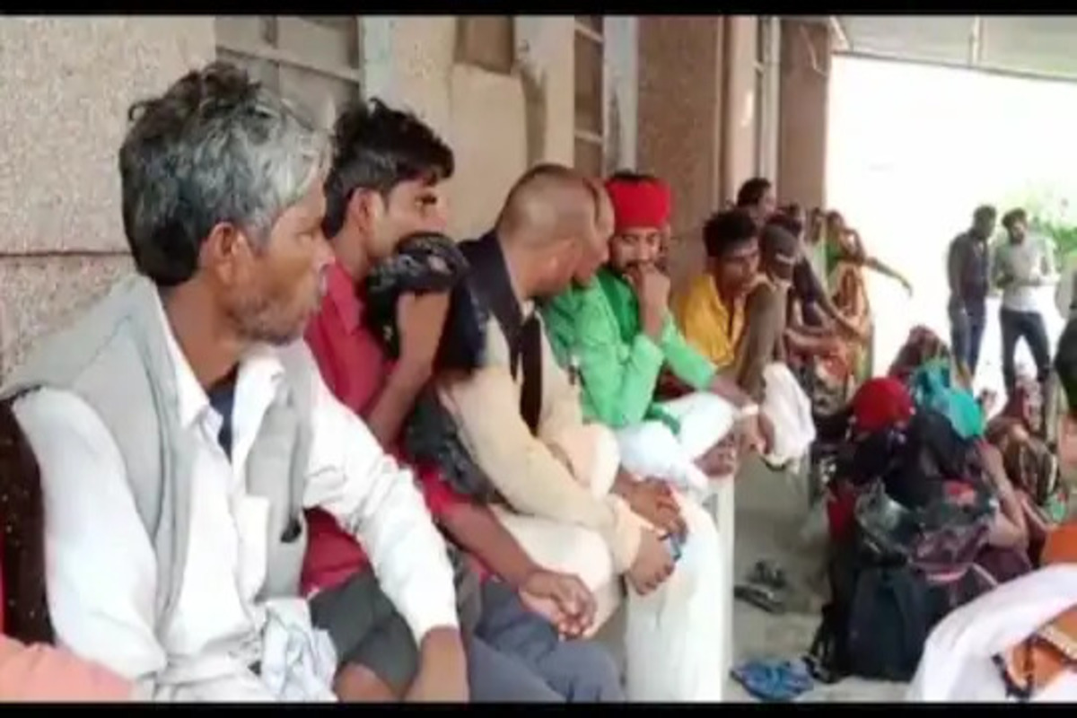 तरुणाचे नातेवाईक