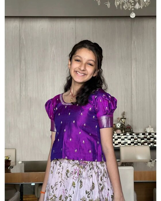  सितारा ही सोशल मीडियावर सक्रिय असते. तिचे ट्रेडिशनल आऊटफिट्समधील फोटो ती शेअर करत असते. आतापासूनच तिच्यात मॉडेलिंगची आवड दिसून येत आहे. ती डान्सही शिकतेय