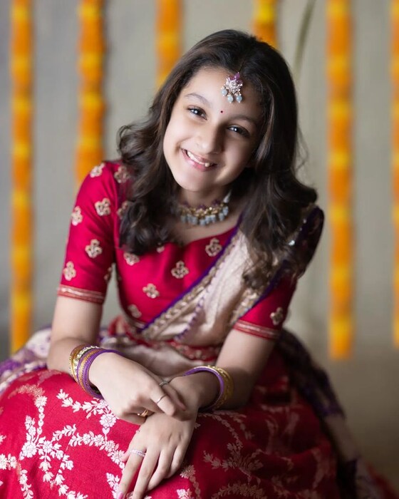  महेश बाबूची लेक सितारा येणाऱ्या 20 जुलैला तिचा 11वा वाढदिवस साजरा करणार आहे. इतर सेलेब्स किड्स हे त्यांच्या मस्ती आणि ट्रिप्सचे फोटो सोशल मीडियावर शेअर करत असतात. तर दुसरीकडे महेश बाबूची मुलगी तिच्या कामामुळे चर्चेत आली आहे.
