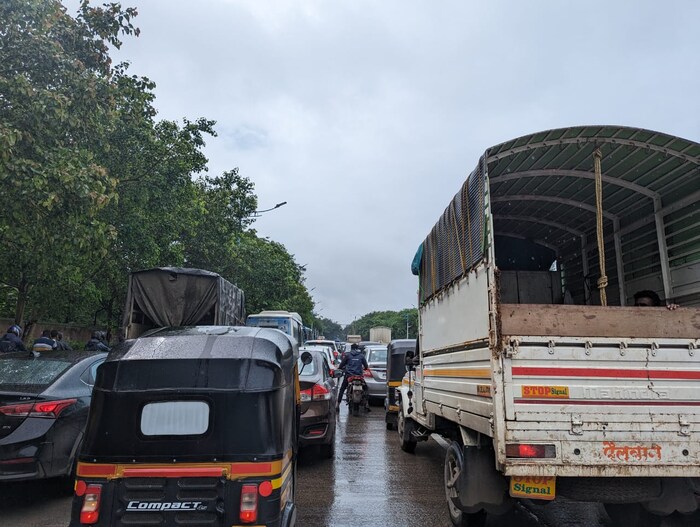 आज अनेक राजकीय नेत्यांचा पुण्यात दौरा आहे. व्हीआयपी दौरे आणि पावसाच्या सरी याचा फटका रस्ते वाहतूकीला झाला. पुणे-मुंबई महामार्गासह शहरातील प्रमुख रस्त्यांवर वाहतुकीची कोंडी झाली होती.