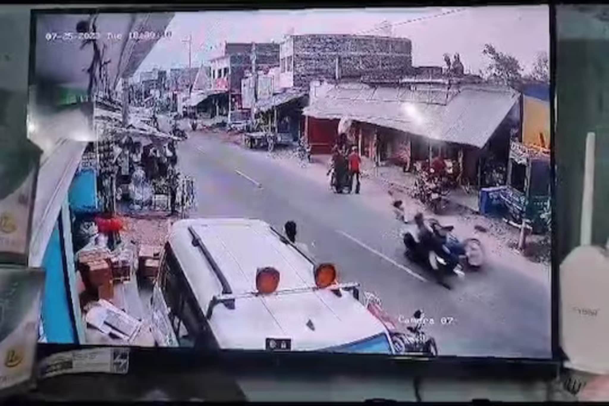 दुचाकीची धडक अन् चेंडूसारखा उडाला व्यक्ती, रस्त्यावर पडताच घडलं भयानक