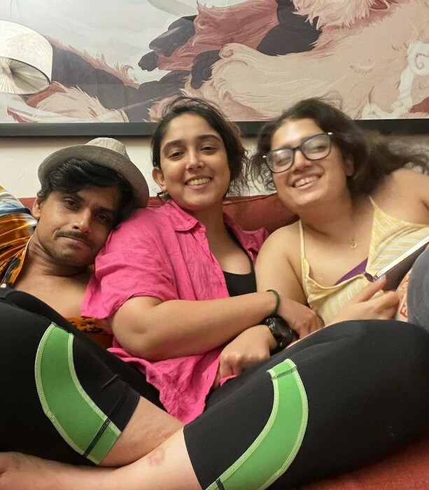 एका फोटोमध्ये ईरा खान सेल्फी घेताना दिसत आहे. ईरा खानच्या या मिरर सेल्फीवर चाहते उघडपणे प्रेमाचा वर्षाव करत आहेत. तिचा हा फोटो सोशल मीडियावर चांगलाच व्हायरल होत आहे. (फोटो क्रेडिट: Instagram @ khan.ira)