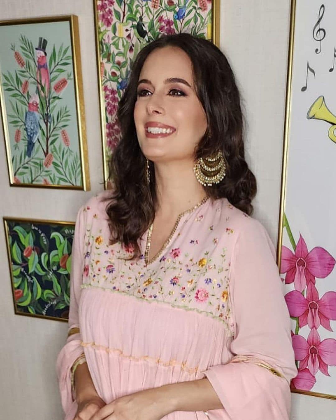 अभिनयापासून दूर एव्हलिन एक पॉडकास्ट चालवते ज्यात ती विविध पाहुण्यांना विचार मांडण्याची संधी देते. 
