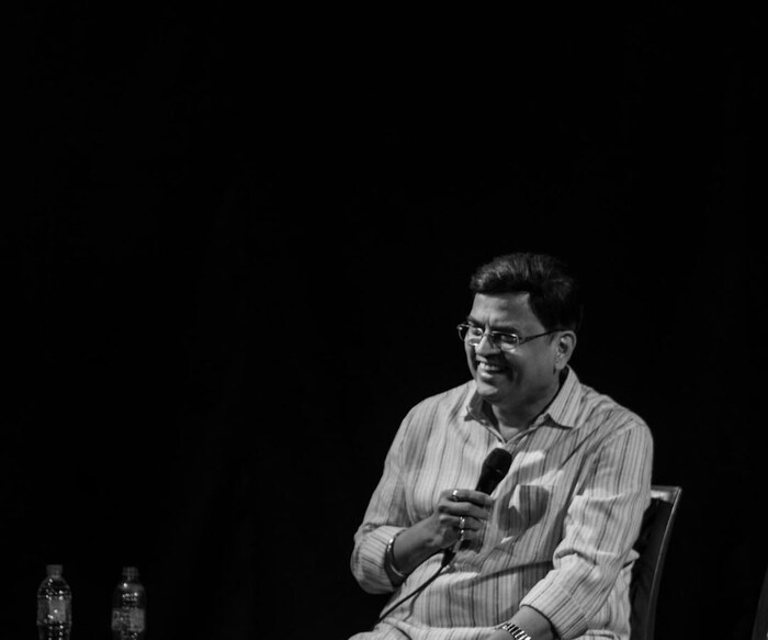 शरद पोंक्षेची लेक सिद्धी ही वैमानिक झाली आहे. नुकतंच त्यांनी पोस्ट शेअर करत याबद्दलची माहिती दिली.