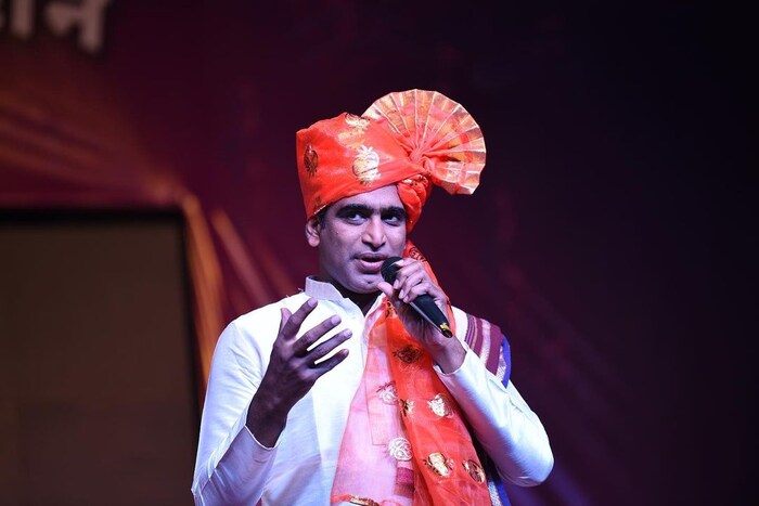 संदीप पाठक मूळचा मराठवाड्यातील बीड मधील माजलगाव या गावचा आहे. हा भाग मुख्यतः दुष्काळी भाग आहे. तिथे जास्त पाऊस पडत नाही. त्यामुळे 21 व्या वर्षी पहिल्यांदा समुद्र पाहिल्यानंतर त्याचं अफाट पाणी पाहून संदीप भांबावून गेला. 