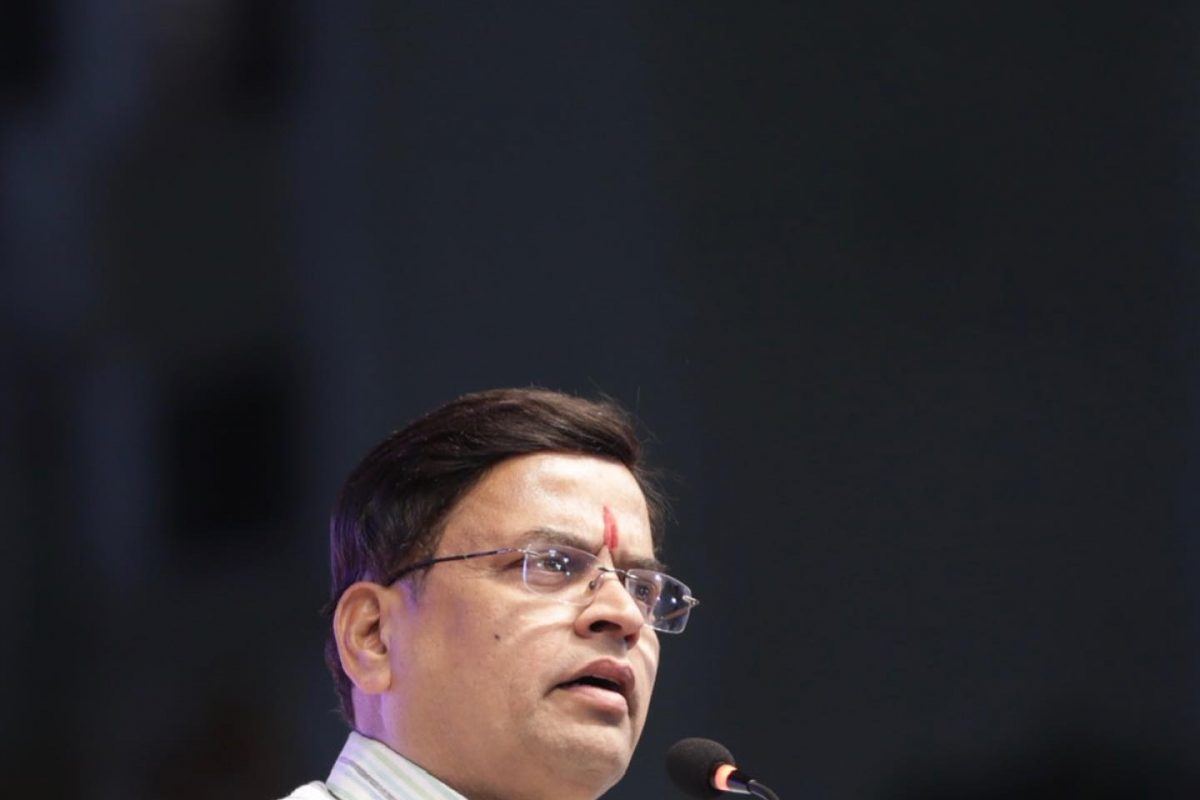  मराठी चित्रपटसृष्टीत आपली वेगळी ओळख निर्माण करणारे अभिनेते म्हणजे शरद पोंक्षे. त्यांनी अनेक चित्रपट, नाटक आणि मालिका यांच्या माध्यमातून प्रेक्षकांचं मनोरंजन केलं आहे.