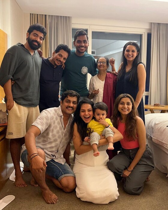  इतकंच नाही तर तितिक्षानं तिच्या बर्थडे सेलिब्रेशनचे फोटो पोस्ट केलेत. त्या फोटोमध्ये देखील तितीक्षाच्या फॅमिलीबरोबर सिद्धार्थ दिसत आहे.