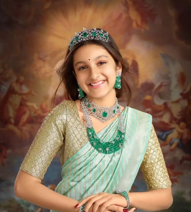  सिताराचे काही फोटो सोशल मीडियावर पाहायला मिळत आहेत. ज्यात तिनं हेवी ज्वेलरी परिधान केली आहे. डायमंडने भरलेल्या या ज्वेलरीमध्ये सितारा देखील खुलून दिसत आहे.