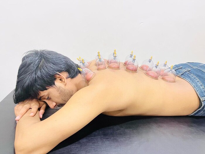 अजिंक्यला पाठीचा त्रास होत असल्याने त्यावर उपचार करत तो 'शो मस्ट गो ऑन' म्हणत मालिकेचं शूटिंग करत आहे. 