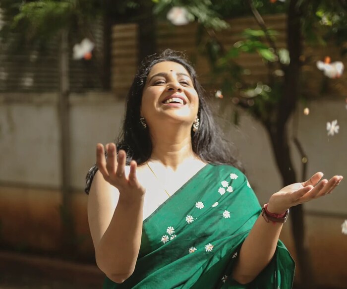 तसंच ती म्हणाली, 'असं झालं तरी काही हरकत नाही. लग्नसंस्था मोडली तरी चालेल कारण त्याशिवाय नवीन संस्था निर्माण होणार नाही.' असं भाष्य मधुराणीने केलं आहे. 
