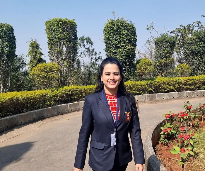 प्राजक्ताने नुकतंच इन्स्टाग्रामवर एक फोटो पोस्ट केला आहे. या फोटोत प्राजक्ताने गळ्यात आयडी, ब्लेझर परिधान केला आहे. 