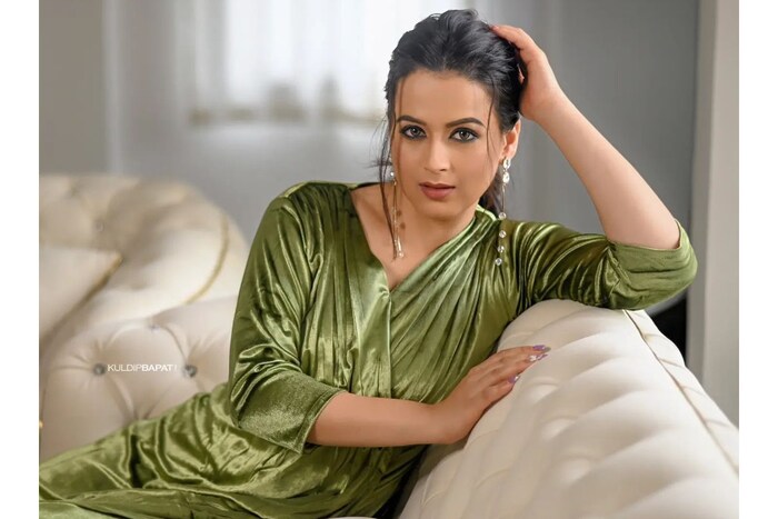 मराठी मनोरंजनसृष्टीत ऐतिहासिक भूमिका साकारून घराघरात पोहचलेली अभिनेत्री म्हणजे प्राजक्ता गायकवाड. तिने आतापर्यंत विविध मालिका आणि नाटकांमध्ये काम केलं आहे. 