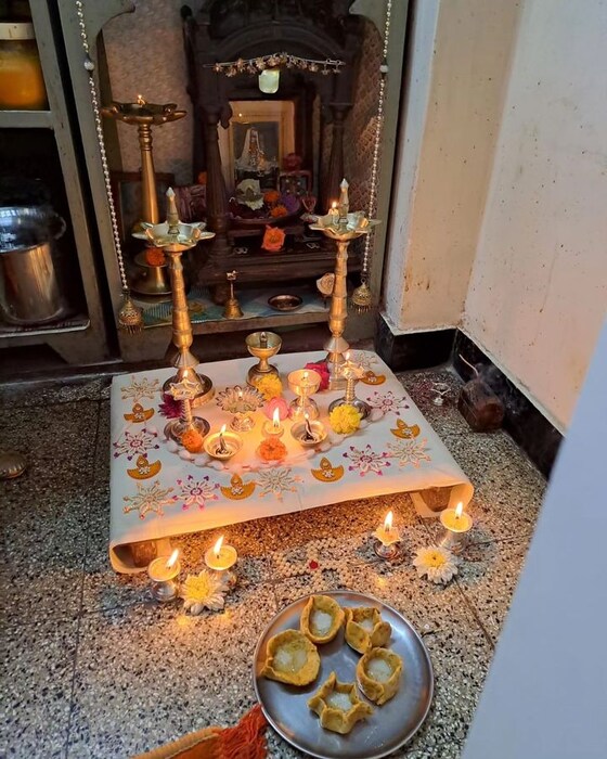  नुकतीच दिप अमावस्या झाली. या दिवशी घरी दिव्यांची आरास मांडून पूजा केली जाते. कणकेचे दिवे बनवून ते खाल्ले देखील जातात. केतकीच्या घरी देखील दिपपूजन करण्यात आलं. त्याचे फोटो तिनं शेअर केलेत.