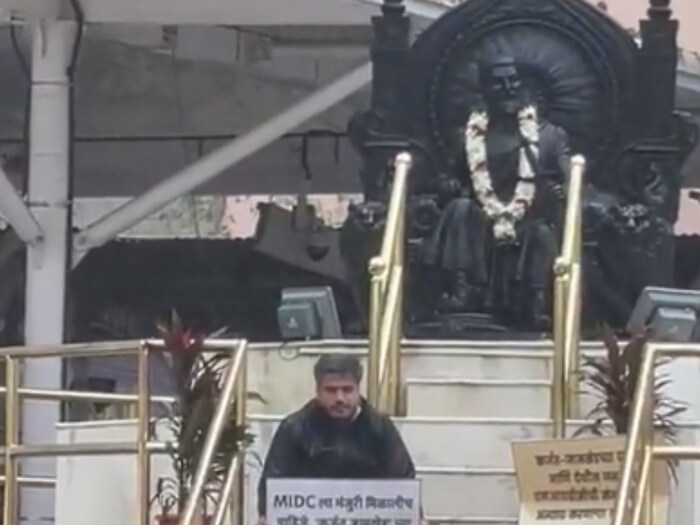 दरम्यान 'पाऊस असो वा इतर कोणताही अडथळा, जोपर्यंत माझ्या मतदारसंघातील युवांना न्याय मिळणार नाही तोपर्यंत हलणार नाही' असं ट्विटही रोहित पवारांकडून करण्यात आलं होतं. 