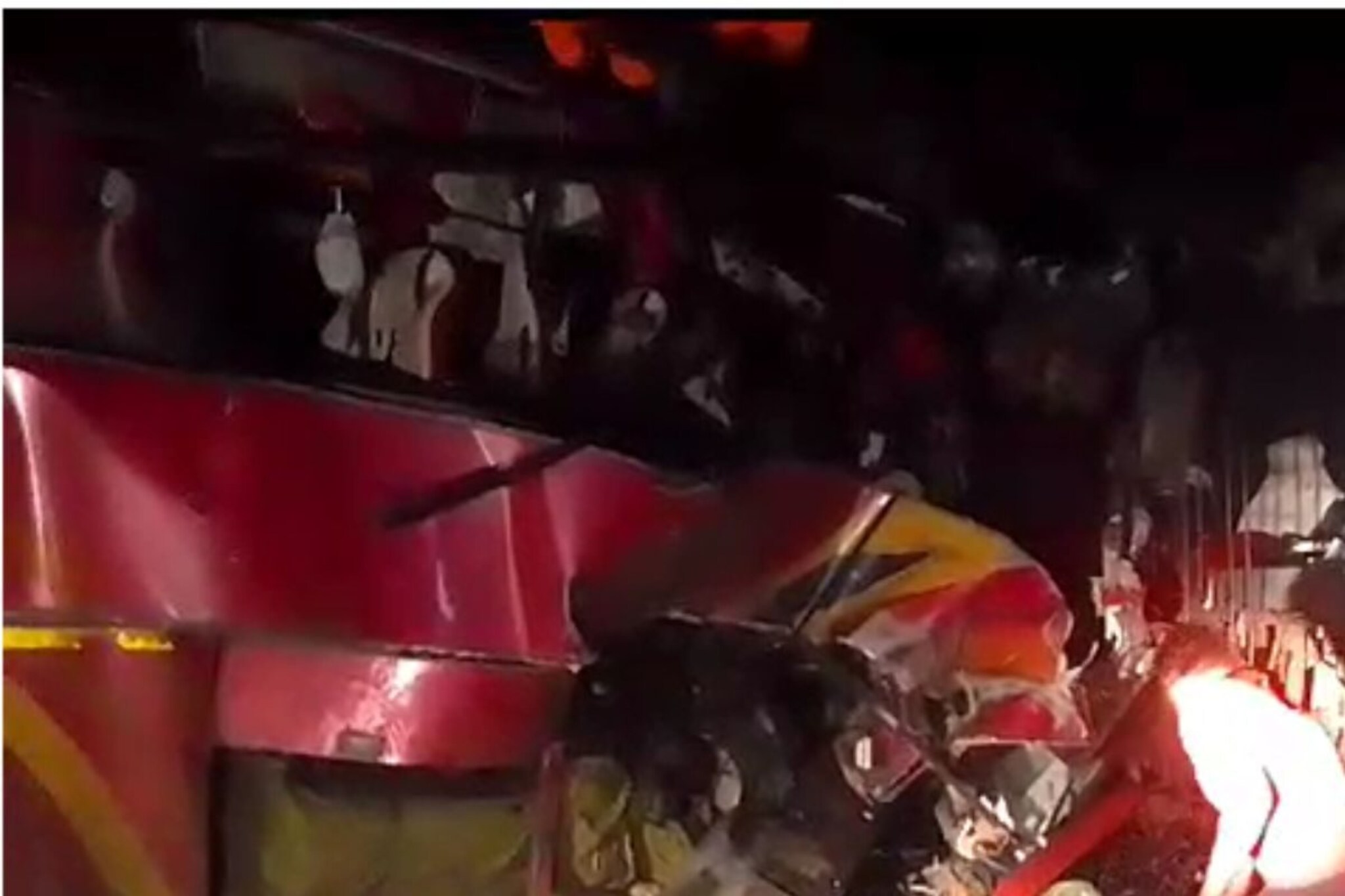 ट्रॅव्हल्स अपघातातील मृतांचा आकडा सातवर; अंगावर काटा आणणारे अपघाताचे photos