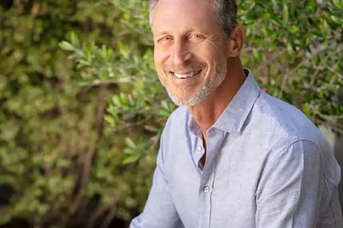 63 वर्षांच्या डॉक्टरचं चाळीशीवरच थांबलं वय.